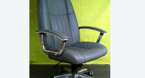 Перетяжка офисного кресла кожей. Оханск
